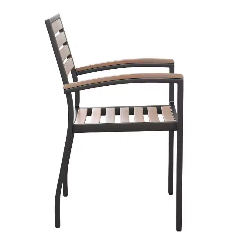 Ensemble de salle à manger d'extérieur 5 pièces Emma et Oliver – Lattes en polyéthylène aspect teck synthétique – Table à cadre en acier 76 x 122 cm avec trou pour parasol – 4 fauteuils empilables