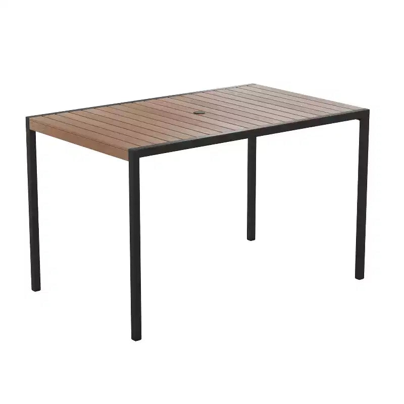 Ensemble de salle à manger d'extérieur 5 pièces Emma et Oliver – Lattes en polyéthylène aspect teck synthétique – Table à cadre en acier 76 x 122 cm avec trou pour parasol – 4 fauteuils empilables