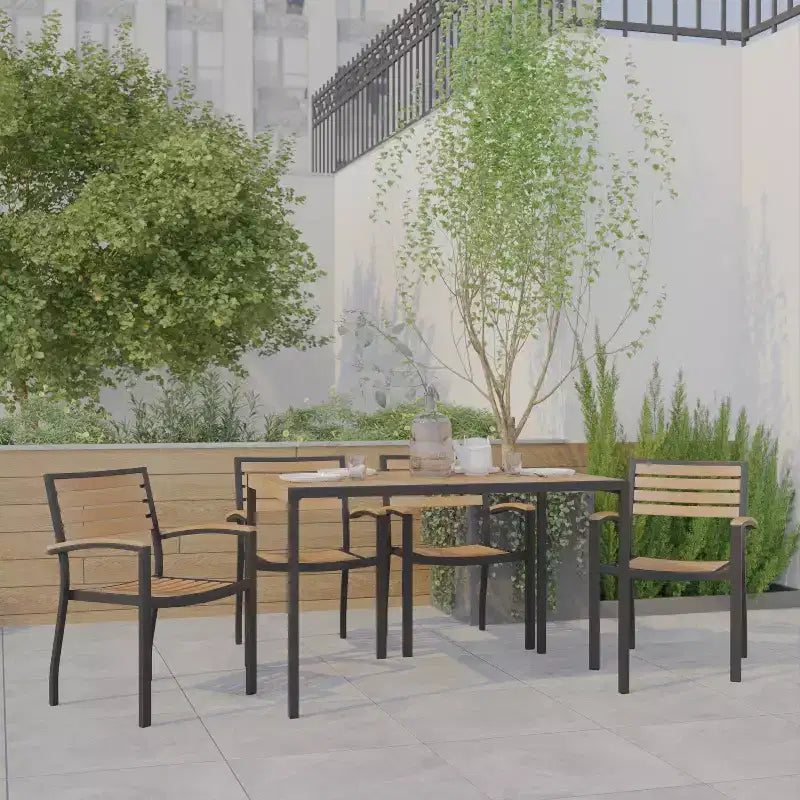 Ensemble de salle à manger d'extérieur 5 pièces Emma et Oliver – Lattes en polyéthylène aspect teck synthétique – Table à cadre en acier 76 x 122 cm avec trou pour parasol – 4 fauteuils empilables