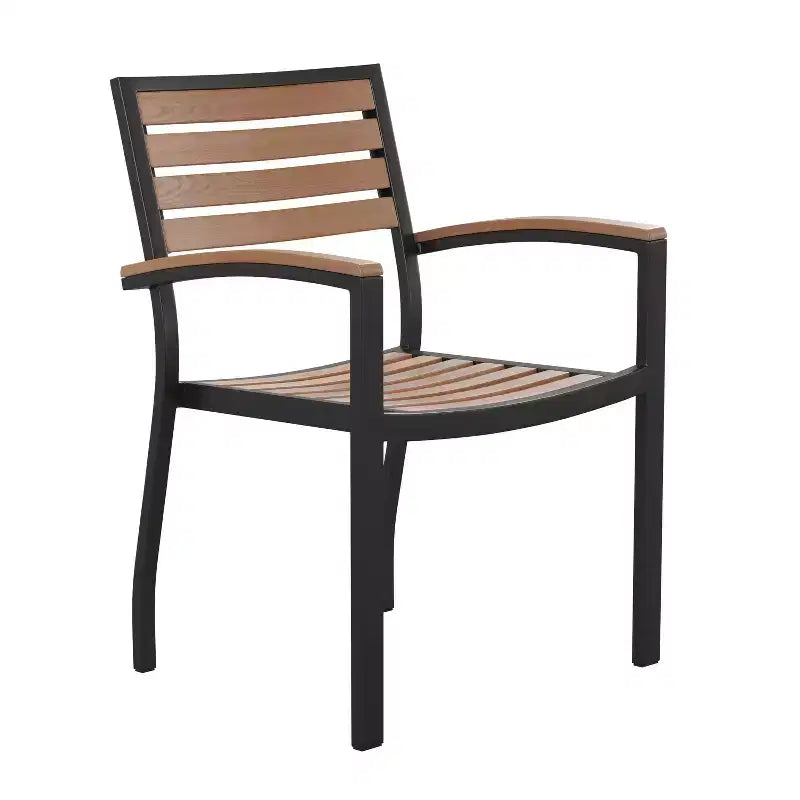 Ensemble de salle à manger d'extérieur 5 pièces Emma et Oliver – Lattes en polyéthylène aspect teck synthétique – Table à cadre en acier 76 x 122 cm avec trou pour parasol – 4 fauteuils empilables