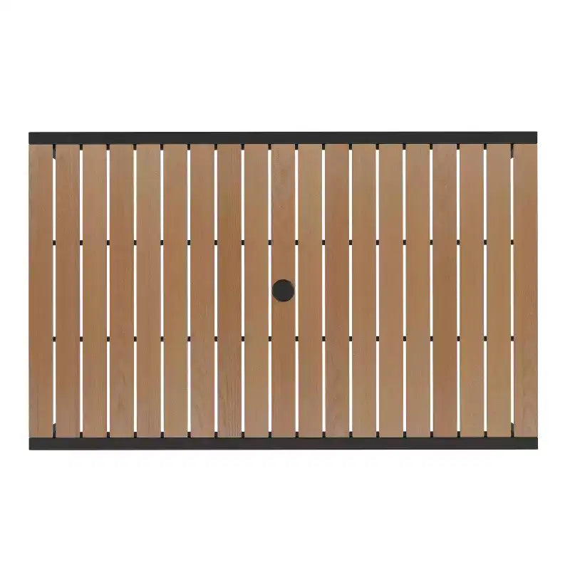 Ensemble de salle à manger d'extérieur 5 pièces Emma et Oliver – Lattes en polyéthylène aspect teck synthétique – Table à cadre en acier 76 x 122 cm avec trou pour parasol – 4 fauteuils empilables
