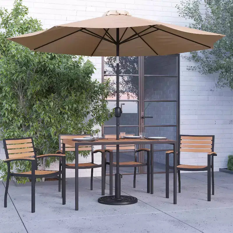 Ensemble de salle à manger 7 pièces Merrick Lane avec parasol et base - Table à cadre en acier avec trou pour parasol et 4 fauteuils de club